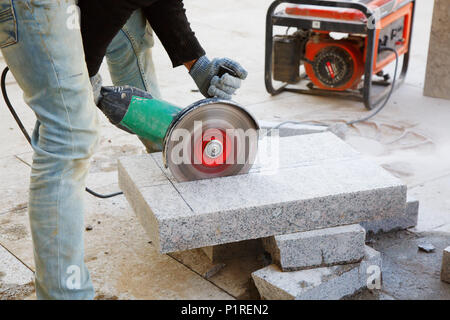 Lavoratore con smerigliatrice angolare Foto Stock