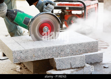 Lavoratore con smerigliatrice angolare Foto Stock