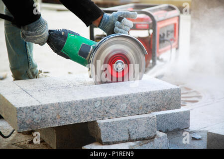 Lavoratore con smerigliatrice angolare Foto Stock