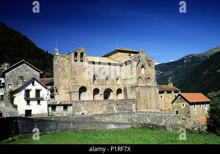 Siresa, il villaggio e la chiesa romanica di San Pedro a Hecho Valley (Pirenei orientali). Foto Stock