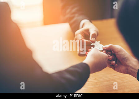 Lavoro di squadra di partner. Concetto di integrazione e di avvio con i pezzi del puzzle. doppia esposizione Foto Stock