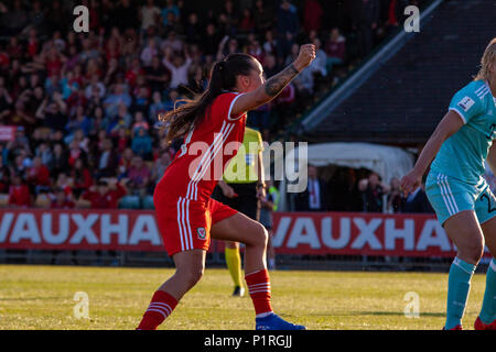 Il Galles Natascia Harding in azione contro la Russia a Spytty Park in una FIFA Coppa del Mondo Donne qualificatore. Lewis Mitchell/Alamy Live News. Foto Stock