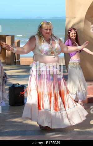 Un sovrappeso woman dancing in abiti tradizionali Foto Stock