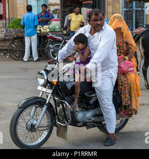 Famiglia in sella a una motocicletta; Jaisalmer, Rajasthan, India Foto Stock