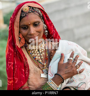 Una madre mentre tiene il suo sonno baby; Jaisalmer, Rajasthan, India Foto Stock