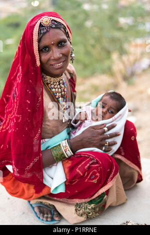 Una madre tenendo la sua bambina; Jaisalmer, Rajasthan, India Foto Stock
