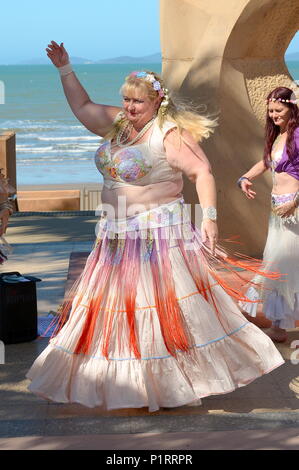 Un sovrappeso woman dancing in abiti tradizionali Foto Stock