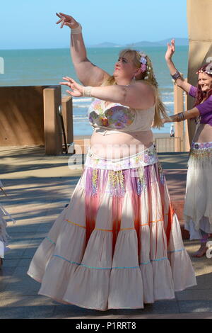 Un sovrappeso woman dancing in abiti tradizionali Foto Stock