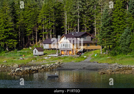 Una casa e fuori di edifici su Kupreanof Island, Wrangell si restringe vicino a Pietroburgo, Alaska sudorientale; Alaska, Stati Uniti d'America Foto Stock