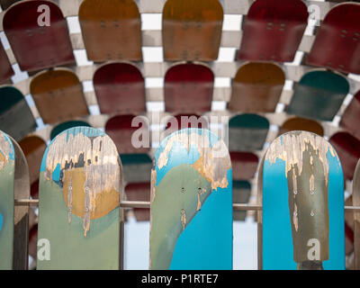 Alcuni alterate e alla pelatura di skateboard montato su una rotaia in una giornata di sole Foto Stock