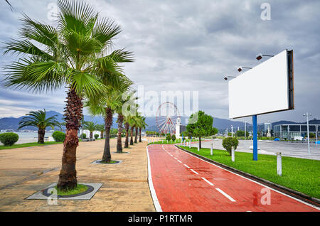 Grande intestazione vuota con spazio per il testo in bicicletta road vicino a Ferris a Batumi, Georgia Foto Stock