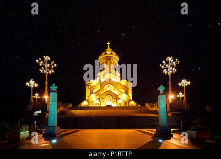 La Cattedrale della Trinità o Tsminda Sameba di Chiesa di notte a Tbilisi, Georgia Foto Stock