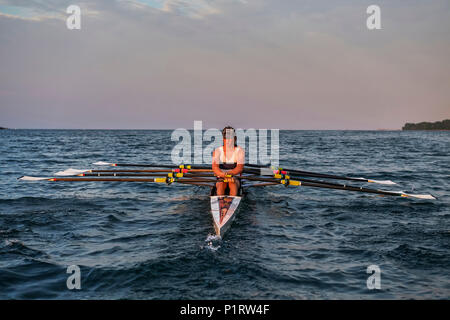 Hanlan Boat Club Junior uomini alla pratica mattutina nel Lago Ontario; Toronto, Ontario, Canada Foto Stock