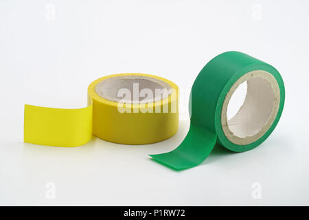 Giallo e verde nastri isolanti sono isolati su sfondo bianco Foto Stock