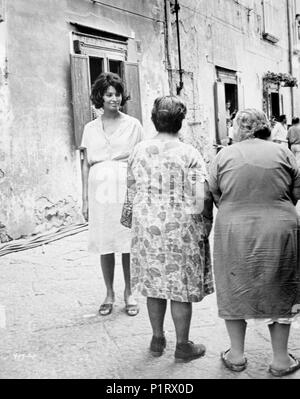 Pellicola originale titolo: IERI, OGGI E DOMANI. Titolo inglese: ieri, oggi e domani. Regista: VITTORIO DE SICA. Anno: 1963. Stelle: SOPHIA LOREN. Credito: COMPAGNIA CINEMATOGRAFICA CHAMPION / Album Foto Stock