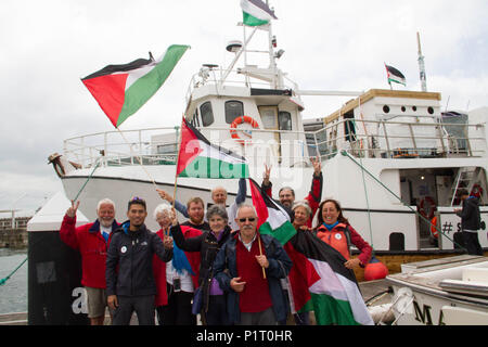 Spagna. 12 Giugno, 2018. Le barche Al Awda (il ritorno) e Libertà (Libertà) della libertà flottiglia arrivano al porto di Gijón. La navigazione ha iniziato a metà maggio in porti scandinavi essendo il suo precedente arresto La Rochelle (Francia). La campagna un futuro dignitoso per la Palestina sfide illegale e disumano blocco della striscia Credito: Mercedes Menendez/Pacific Press/Alamy Live News Foto Stock