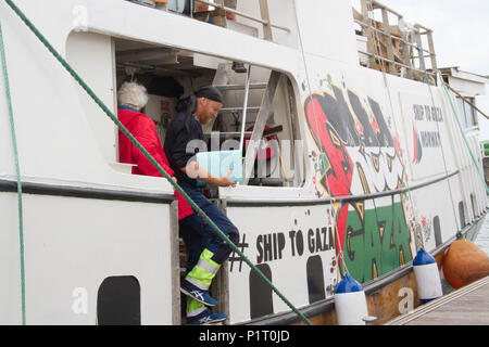 Spagna. 12 Giugno, 2018. Le barche Al Awda (il ritorno) e Libertà (Libertà) della libertà flottiglia arrivano al porto di Gijón. La navigazione ha iniziato a metà maggio in porti scandinavi essendo il suo precedente arresto La Rochelle (Francia). La campagna un futuro dignitoso per la Palestina sfide illegale e disumano blocco della striscia Credito: Mercedes Menendez/Pacific Press/Alamy Live News Foto Stock