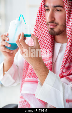 Farmacia araba il controllo della qualità dell acqua potabile Foto Stock