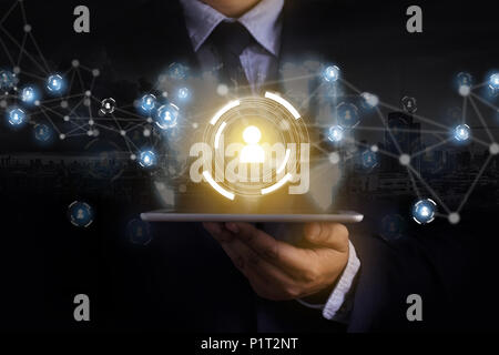 Imprenditore toccando i dati della rete di persone la rete internazionale di comunicazione customer Foto Stock