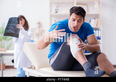 Sports player visitando medico dopo la lesione Foto Stock