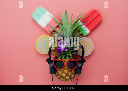 Table top visualizza immagine aerea segno di decorazioni vacanze estive il concetto di sfondo.Flat laici accessori essentials ananas ascoltando musica da headpho Foto Stock