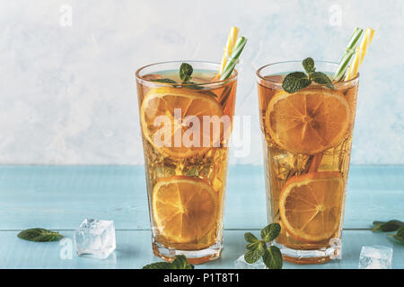 Tè freddo con fette di limone e menta. Messa a fuoco selettiva. Foto Stock