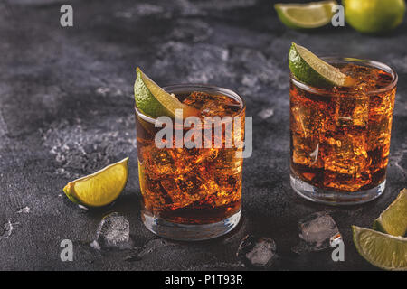 Il rum e la cola cuba libre con calce e ghiaccio, il fuoco selettivo. Foto Stock