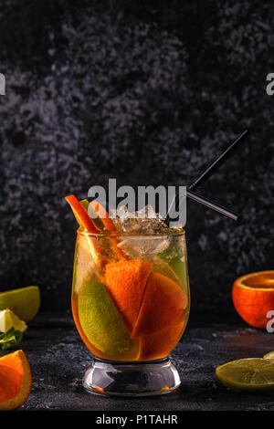 Rinfrescanti cocktail estivi/detox infusi di frutta acqua, fuoco selettivo. Foto Stock