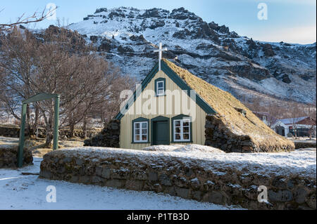 Tappeto erboso Jungest chiesa in icelands piccola città Hof in Vatnajökull parco nazionale, aprile 2018 Foto Stock