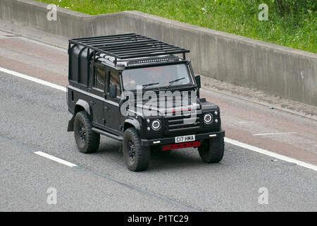 Land Rover Defender 110 TD5 Custom Black sulla M6 a Lancaster, Regno Unito Foto Stock