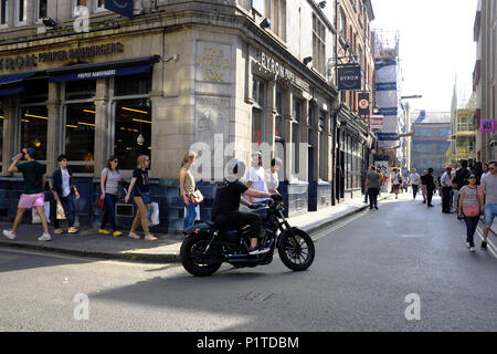 Uomo in sella Harley Davidson Moto, Soho, London, England, Regno Unito Foto Stock