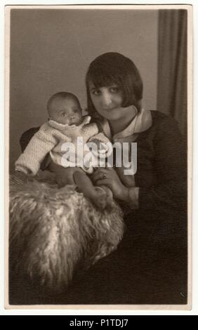 La Repubblica cecoslovacca - circa trenta: Vintage mostra fotografica di Donna con bambino (neonato). Retrò in bianco e nero studio fotografico. Foto Stock