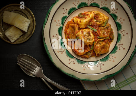 Freschi Fatti in casa la salsa di pomodoro e Mozzarella Tortellini italiano Foto Stock