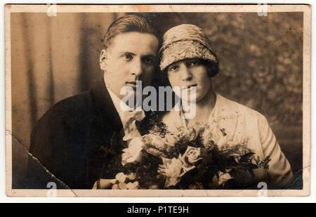 La Repubblica cecoslovacca - circa trenta: Vintage mostra fotografica di sposi novelli. Cerimonia di matrimonio - sposa e lo sposo. Sposa trattiene i fiori di nozze. Retrò fotografia in bianco e nero. Foto Stock