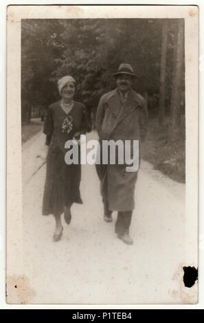 TRENCIANSKE TEPLICE, la Repubblica cecoslovacca - circa trenta: Vintage mostra fotografica di donna e uomo andare per una passeggiata. Retrò originale Fotografia Bianco e nero presa da un album fotografico. No postprocess Foto Stock