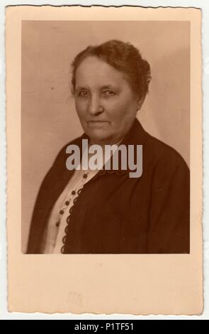 Germania - circa 1950: Vintage foto mostra una donna anziana con capelli corti. Retrò in bianco e nero studio fotografico con effetto seppia. Foto Stock