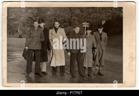 Germania - circa 1950: Vintage foto mostra un gruppo di ragazzi (studenti) andare a scuola. Retrò fotografia in bianco e nero. Foto Stock