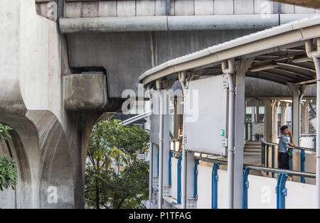 Bangkok, Thailandia - Gennaio 2014: Dettaglio dello skytrain cavalcavia, elevati treno ferrovia nella città di Bangkok, Thailandia Foto Stock