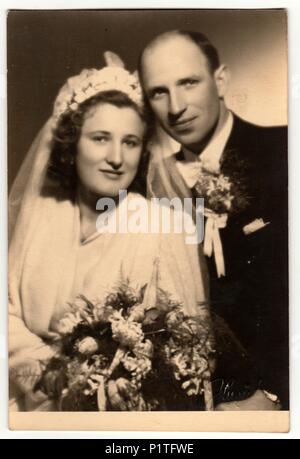 ZLIN, LA REPUBBLICA CECOSLOVACCA - 17 MARZO 1944: Mostra di foto d'epoca newlywed. Coppia sposata. Fotografia retrò in bianco e nero da studio. Foto Stock