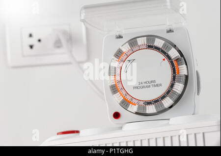 Presa elettrica con 24 ore di programma timer Foto stock - Alamy