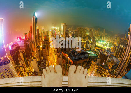 Premuto e sottolinea che Hong Kong donna sul tetto di un grattacielo pensando di suicidio, su Tokyo cityscape durante la notte con le luci della città di Wan Chai distri Foto Stock