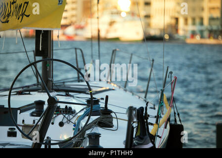 Immagine ravvicinata del timone di una barca a vela in serata. Foto Stock