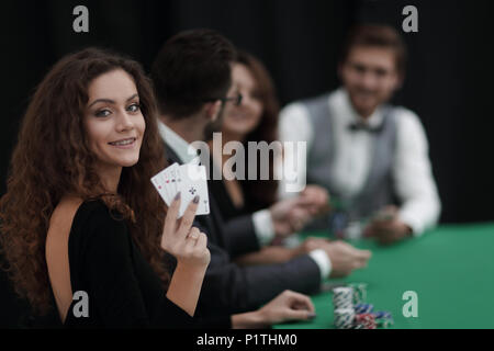 Bella donna che mostra una combinazione di quattro assi. Foto Stock