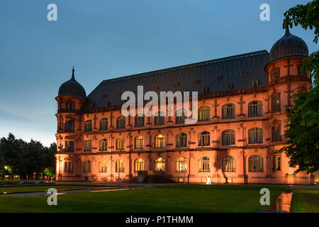 Karlsruhe: castello Schloss Gottesaue, oggi Hochschule für Musik (College of Music), studenti, pioggia in Germania, Baden-Württemberg, Kraichgau-Stromberg Foto Stock