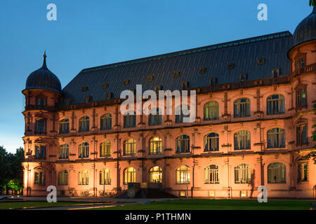 Karlsruhe: castello Schloss Gottesaue, oggi Hochschule für Musik (College of Music), studenti, pioggia in Germania, Baden-Württemberg, Kraichgau-Stromberg Foto Stock