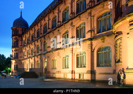 Karlsruhe: castello Schloss Gottesaue, oggi Hochschule für Musik (College of Music), studenti, pioggia in Germania, Baden-Württemberg, Kraichgau-Stromberg Foto Stock