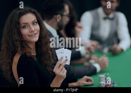 Bella donna che mostra una combinazione di quattro assi. Foto Stock
