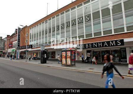 Vista esterna di un grande debehams department store. Negozi e people shopping a Harrow, Middlesex, London, Regno Unito Foto Stock