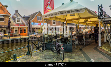 Lemstersluis e canal nel centro della città di Lemmer vicino Ijselmeer Foto Stock