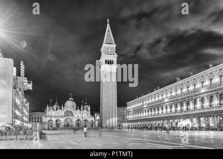 Venezia, Italia - 29 aprile: vista panoramica di notte di Piazza San Marco (St. Marco), sociale, religiosa e centro politico di Venezia, Italia Foto Stock